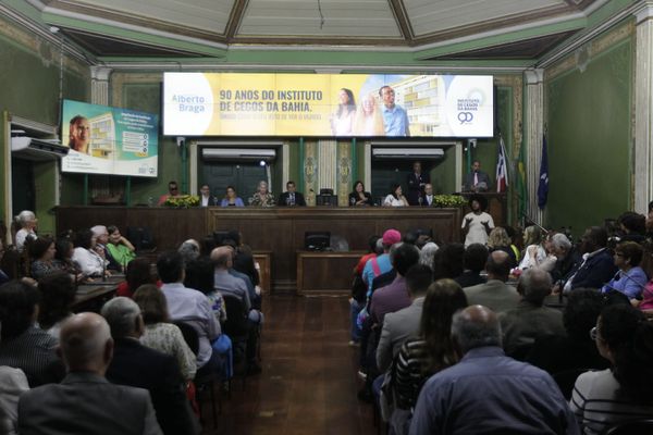 Sessão foi marcada pelas homenagens