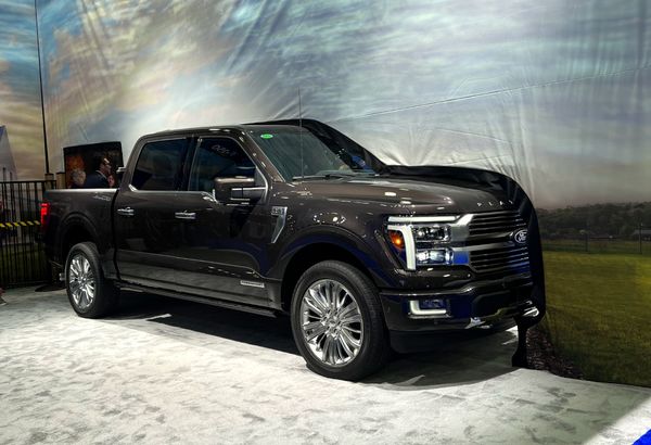 A F-150 teve retoques na dianteira e ganhou inovações na tampa da caçamba