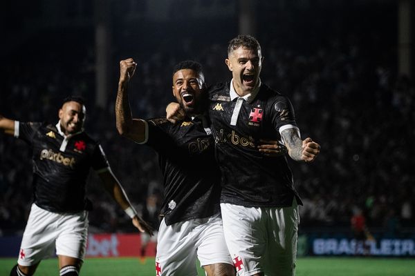 Jogadores do Vasco comemoram um dos gols da vitória sobre o Coritiba