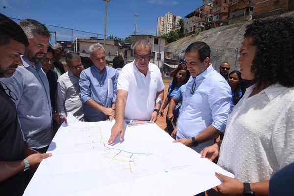 Prefeito Bruno Reis ao lado de gestores do município 