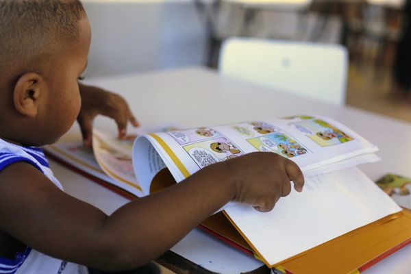 São oferecidas atividades lúdicas e quatro refeições diárias