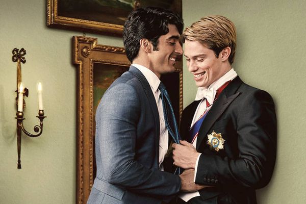 Taylor Zakhar Perez e Nicholas Galitzine em Vermelho, Branco e Sangue Azul