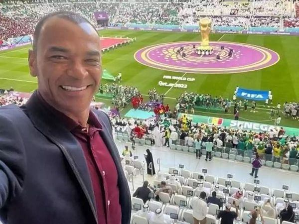 Cafu tinha acordo para jogar no Santos quando deixou o Milan, em 2008