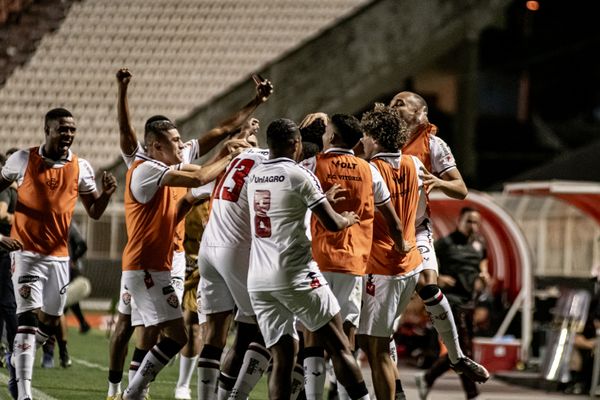 Jogadores do Vitória comemoram o gol de Matheus Trindade, marcado contra o Ituano, na 29ª rodada da Série B
