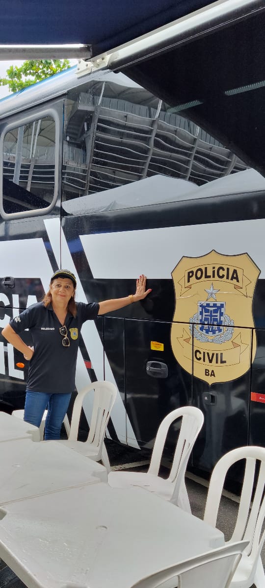 A delegada Maria Dail, da Delegacia Especial do Idoso, participa dos atendimentos