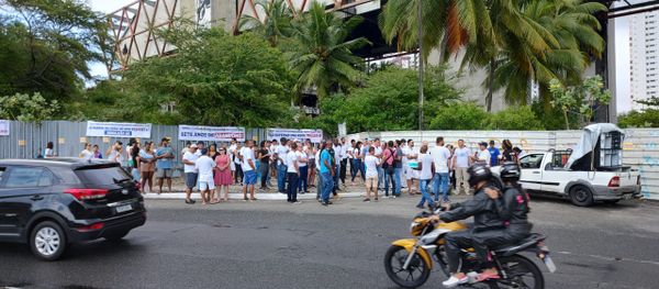 Moradores e comerciantes protestaram na frente do antigo equipamento