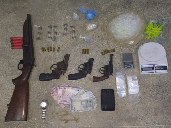PM apreende armas, drogas e munições com suspeitos de tráfico 