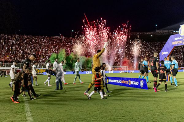 Entrada dos jogadores do Vitória em jogo contra o Ceará, na Série B