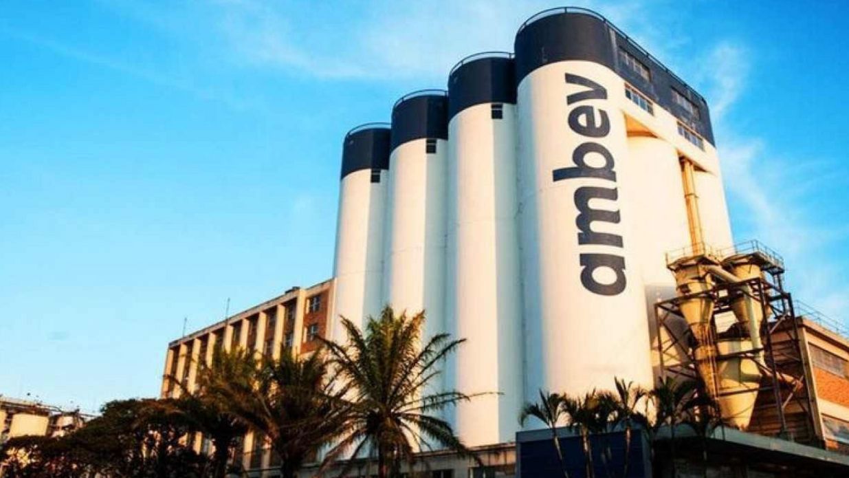 Imagem - Gerente da Ambev é demitida por justa causa após oferecer bebida com álcool em gel a colegas