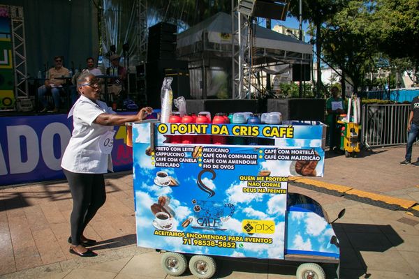 Carrinho de café é símbolo comum nas ruas de Salvador