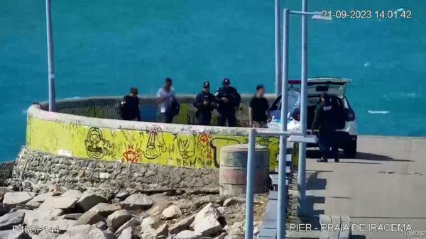 Casal é detido após ser flagrado fazendo sexo no espigão da Praia de Iracema, Fortaleza