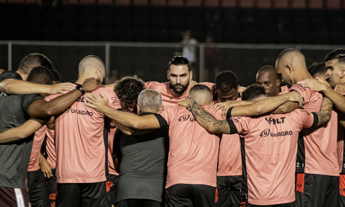 Em 1º jogo após título, Vitória vence e complica o Sport na briga