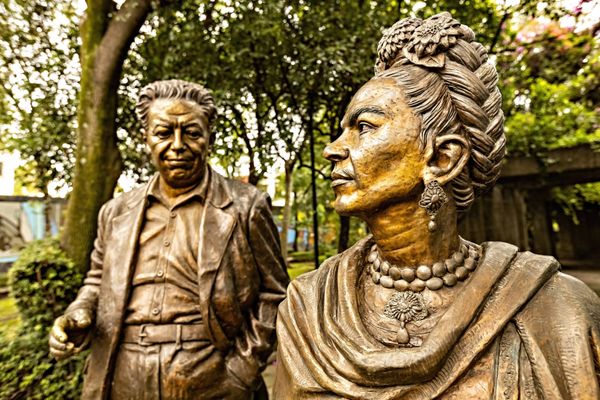 Escultura de Frida Kahlo e Diego Rivera no parque Frida Kahlo no distrito de Coyoacan, na Cidade do México