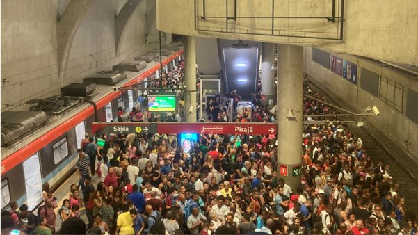 Estação da Lapa superlotada nesta segunda (25)
