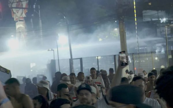 PM usou jatos d'água e bombas de gás lacrimogêneo para dispersar torcedores do São Paulo