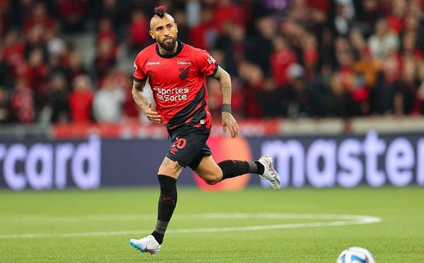 Vidal atualmente defende o Athletico-PR