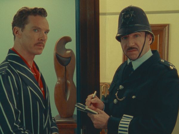 Benedict Cumberbatch  e Ralph Fiennes em A Incrível História de Henry Sugar