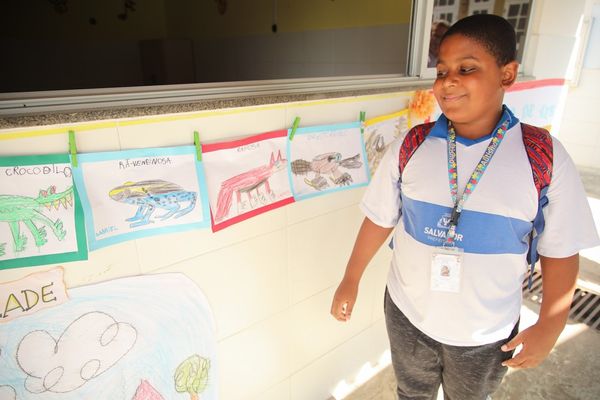 Garoto de 10 anos apresenta desenhos em sua exposição