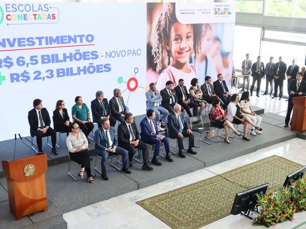 O ministro das Comunicações, Juscelino Filho, participa da cerimônia de lançamento da Estratégia Nacional de Escolas Conectadas