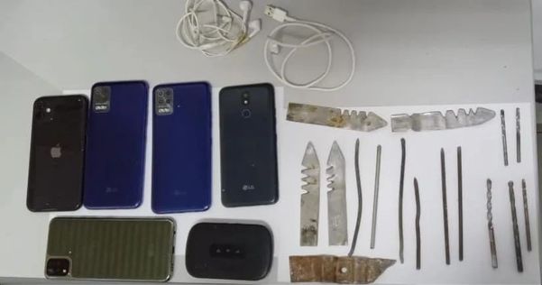 Policiais apreendem celulares e objetos cortantes durante revista em Conjunto Penal em Vitória da Conquista por Divulgação/SSP-BA