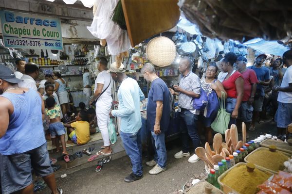 Fila avançou por dentro da feira com público de perfil variado