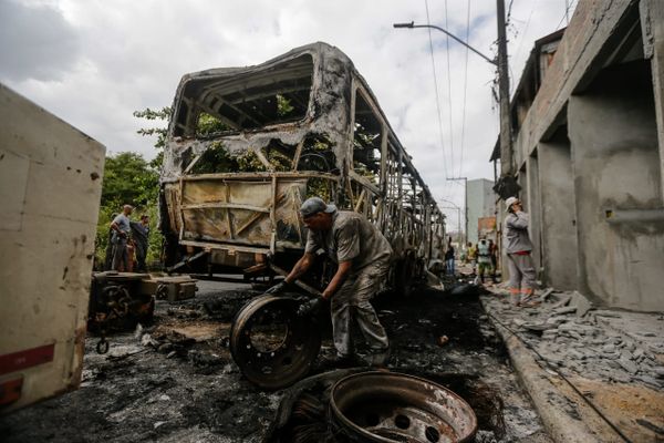 Ônibus foi destruído pelas chamas