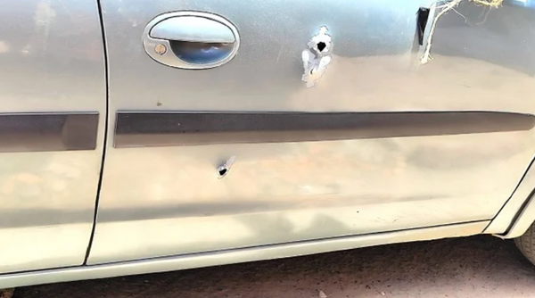 vítima foi alvejada dentro do carro