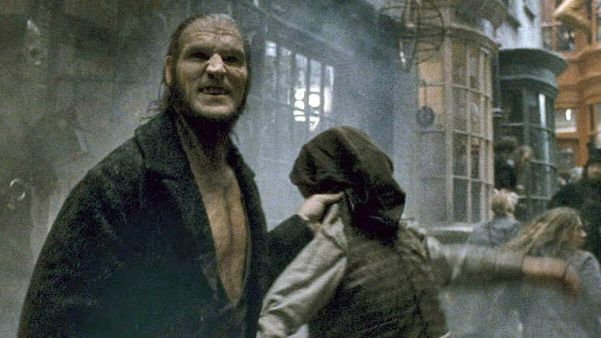 Dave Legeno interpretou o vilão Fenrir Greyback