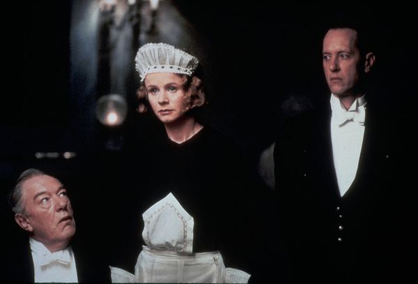 Michael Gambon ao lado de Emily Watson e Richard Grant em O Assassinato em Gosford Parke