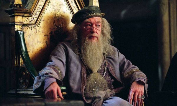 Michael Gambon morreu por causa de complicações resultantes de uma pneumonia severa