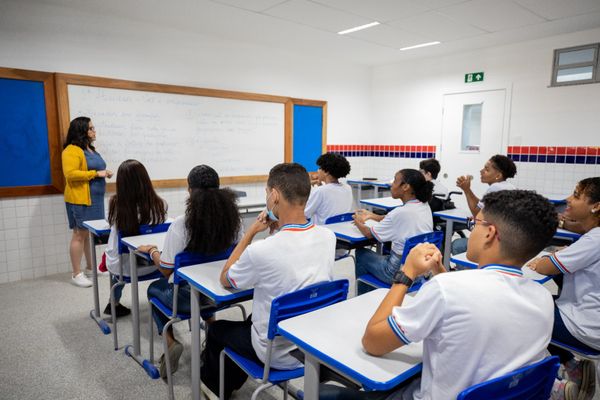 Professora dando aula