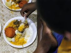 Imagem - Pra se lambuzar de dendê: veja onde tem quentinha de caruru a partir de R$ 15