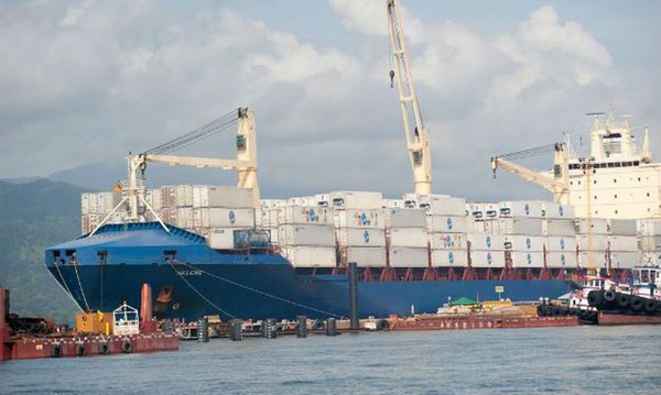 Navio em porto