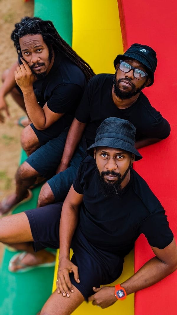 O Ministereo Público é formado pelos  DJs Pureza e Raiz e pelo  dub master Regivan Santa Barbara