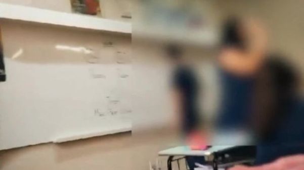 Professora foi demitida após ser gravada explicando linguagem neutra para os alunos