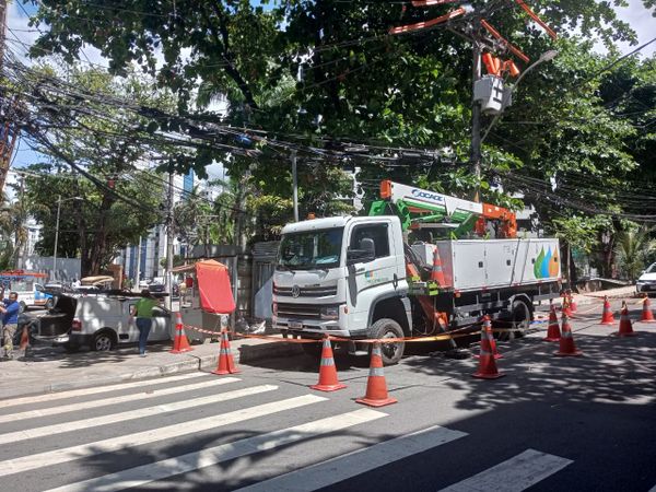 Coelba frisou a importância de manter distância da rede elétrica