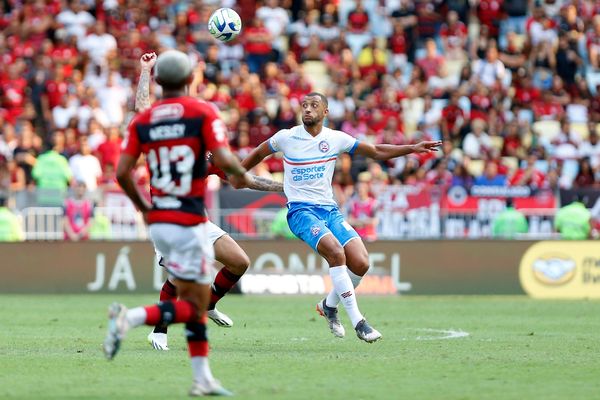 Falha do zagueiro Vitor Hugo resultou na expulsão de Kanu, no começo do segundo tempo do jogo contra o Flamengo