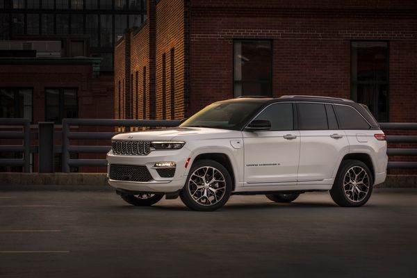 A quinta geração do Grand Cherokee chega híbrida plug-in ao Brasil com 375 cv de potência