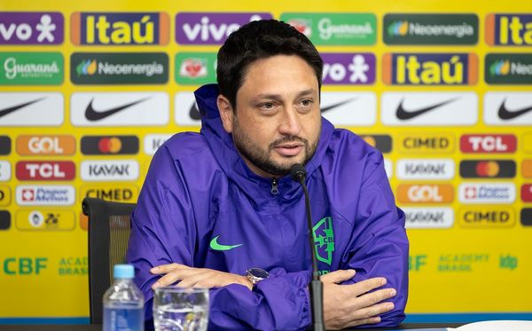 Arthur Elias em convocação da seleção feminina