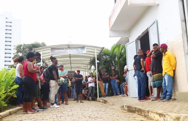 Enterro da menina Sarah de 6 anos, vítima da violência armada