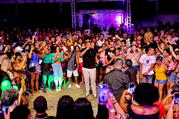 Escandurras põe os presentes no Mercado Iaô Primavera para dançar