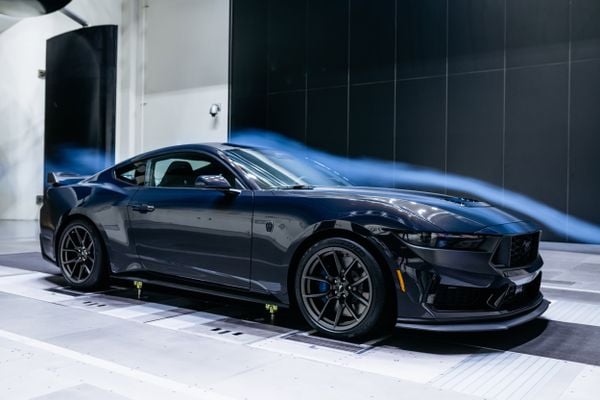 A simulação do fluxo de ar passando pelo novo Mustang