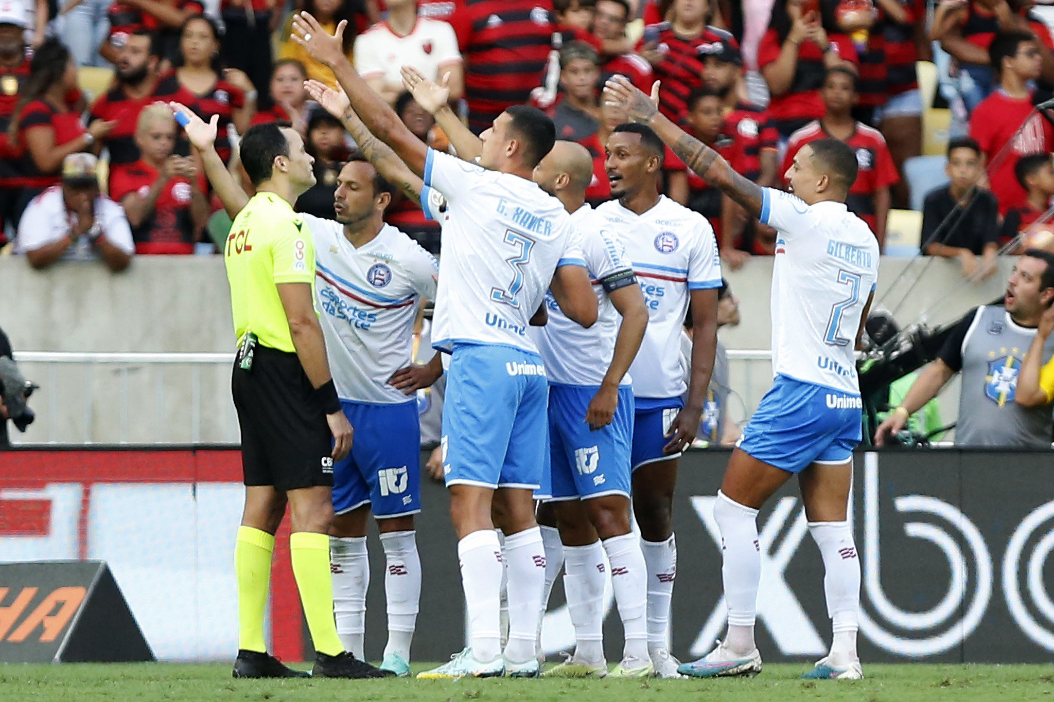 Com arbitragem polêmica, Flamengo bate Bahia e engata 2ª vitória