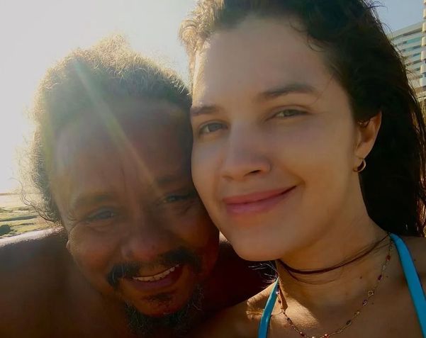 Chico César posta foto em clima de romance com advogada