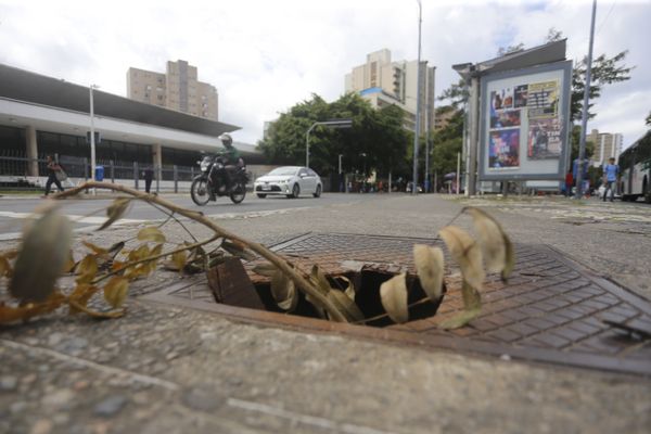 Buraco na calçada em frente ao teatro