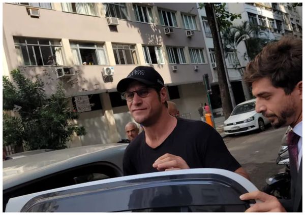 O Ex-BBB Diego Alemão saindo da delegacia, no Rio por reprodução G1
