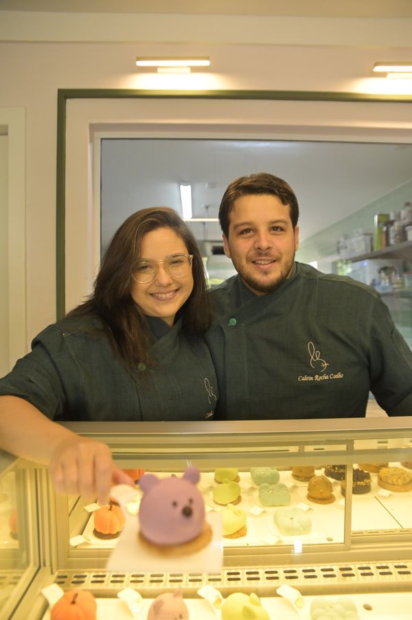 Cecília Moura e Calvin Coelho  são sócios e criadores da confeitaria Le Lapin
