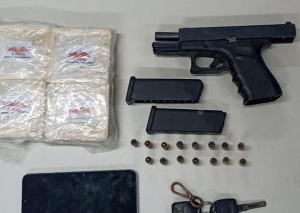 Pistola, carregador, munições, 4 kg de pasta base de cocaína, um automóvel e um celular foram apreendidos.