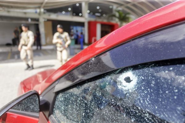 Tiro atingiu carro que estava estacionado no Shopping da Gente