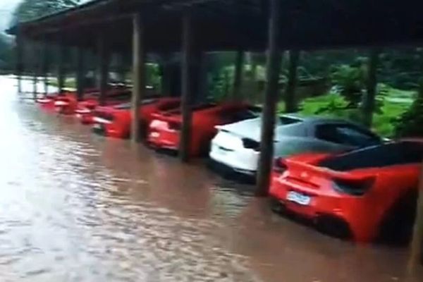 Estacionamento de Ferraris alagou